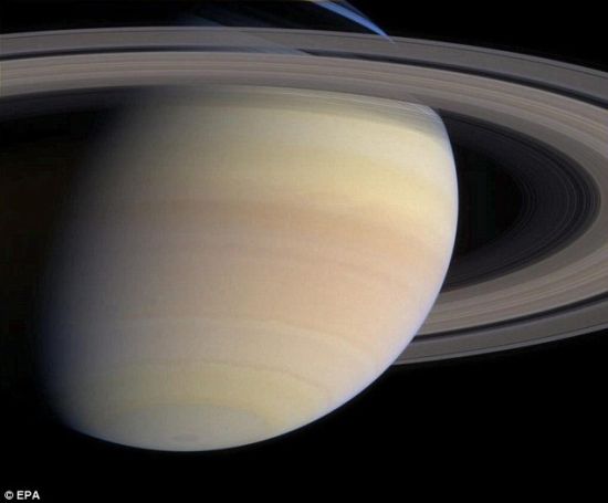 遙遠:造成這個強大雷擊的風暴是土星迄今記錄在案壽命最長的。 遙遠:造成這個強大雷擊的風暴是土星迄今記錄在案壽命最長的。